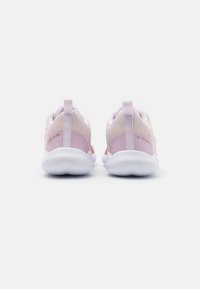 Sneaker in rete rosa chiaro con suole bianche, dotate di un tirante posteriore e strisce di accentuazione a contrasto. Tessuto traspirante e design elegante.