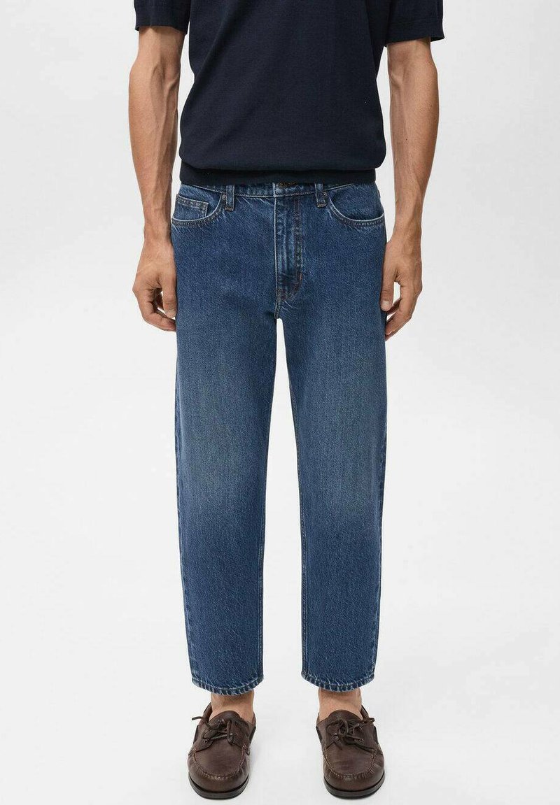 Jeans din denim de culoare albastră medie, cu o croială lejeră, picior drept și design clasic cu cinci buzunare. Fabricate dintr-un material robust din bumbac.