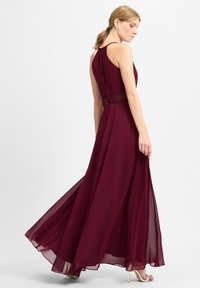 Bordeaux-farbenes ärmelloses Kleid aus fließendem Chiffon, mit einem taillierten Oberteil, einem mit Pailletten verzierten Taillenbund und einem langen, schwingenden Rock.