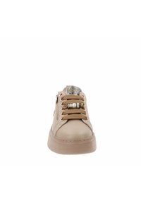 Zapatilla de cuero beige con puntera redonda, cordones en la parte delantera, perlas decorativas en los cordones y detalle de cremallera lateral. Suela de goma texturizada.