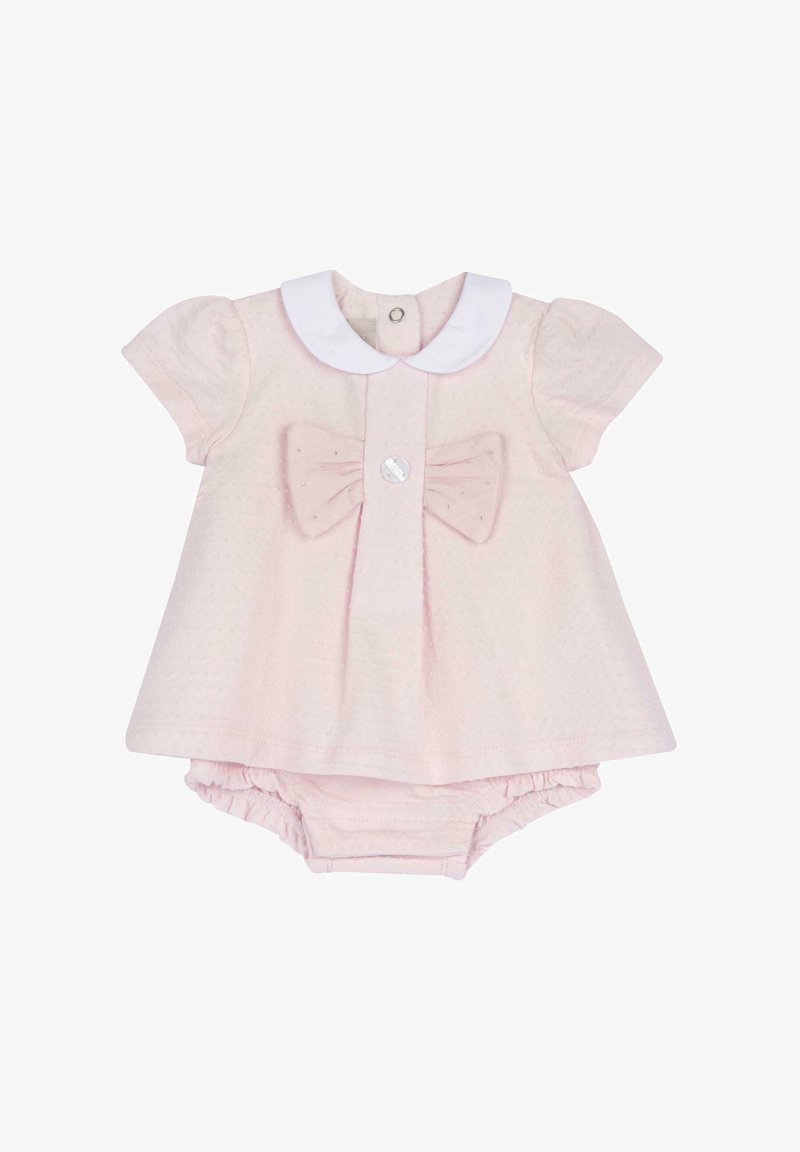 Růžové šaty s tečkovaným vzorem a krátkými rukávy, bílé límce ve stylu Peter Pan, velká mašle na přední straně a odpovídající kraťasy. Zapínání na knoflík na zadní straně.