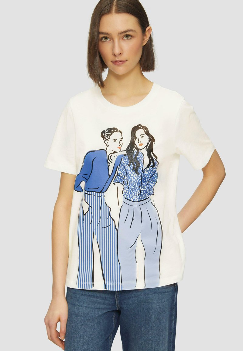 T-shirt en coton blanc avec un imprimé graphique représentant deux femmes en tenue bleue, l'une en rayures et l'autre en haut à motifs.