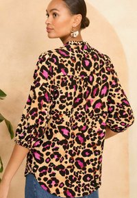 Love & Roses RUFFLE V NECK 3/4 SLEEVE BUTTON THROUGH PETITE - Pogājama blūze - beige animal