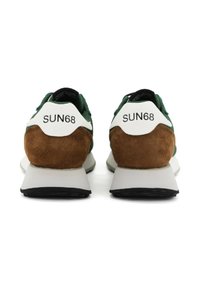 Zapatillas deportivas verdes y marrones con parte superior de ante y malla, que cuentan con acentos blancos y una suela de goma negra. El nombre de la marca "SUN68" es visible.