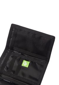 Cartera de tela negra con múltiples ranuras para tarjetas, textura suave y una etiqueta de logo verde. Vista abierta que muestra los compartimentos interiores.