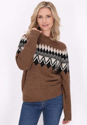 Pulover maro cu guler înalt, având un model geometric în nuanțe de negru, alb și crem pe piept. Textură moale, tricotată, cu un croi relaxat.