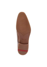 Sole in pelle marrone con una superficie liscia di un marrone chiaro. Presenta una striscia di accento rossa e il nome del marchio in rilievo, con un tallone arrotondato.