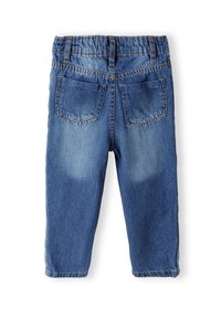 Jeans de mezclilla en un tono azul medio, con una cinturilla elástica, dos bolsillos traseros y un corte recto con detalles de costura visibles.