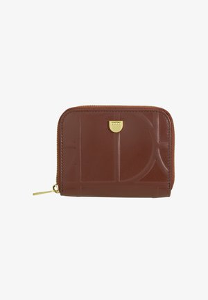 Billetera de cuero marrón con diseño en relieve, herrajes dorados, cierre con cremallera y acabado texturizado. Forma rectangular compacta.