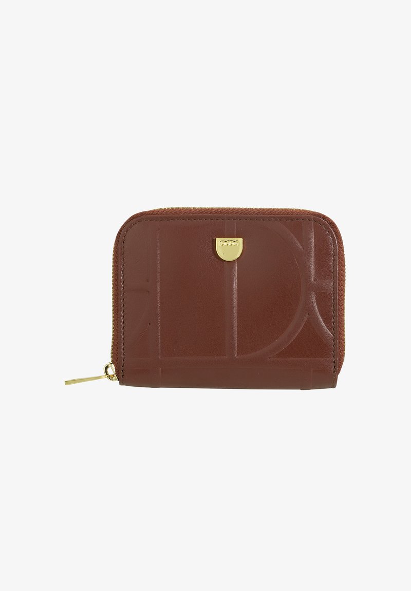 Billetera de cuero marrón con diseño en relieve, herrajes dorados, cierre con cremallera y acabado texturizado. Forma rectangular compacta.