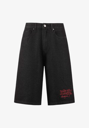 Shorts in denim nero con taglio dritto, cinque tasche, chiusura con bottone metallico e dettaglio del logo ricamato in rosso sulla gamba sinistra.