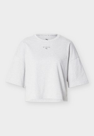 Svetlo siva kratka majica z širokimi kratkimi rokavi in logotipoma "HYROX" in Puma, umeščenima na sredini pod okroglim izrezom.