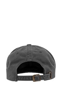 Juodas medvilnės beisbolo kepuraitė su kreiviu skydeliu, reguliuojama sagtimi gale ir matomais siuvimo detalėmis. Lygus paviršius su klasikinio dizaino akcentais.