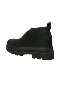 Stivale alla caviglia in pelle nera con finitura texturizzata, suola in gomma spessa e linguetta sul retro. Presenta un design minimalista e una suola robusta.