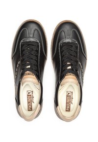 Baskets en cuir noir avec des accents beiges, bout rond, coutures contrastées et lacets noirs ; doublure intérieure douce avec détail de logo.