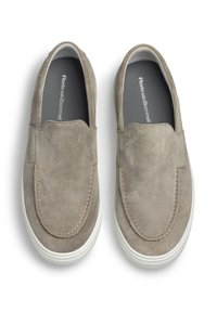 Graue Wildleder Slippers mit runder Zehenpartie und elastischen Seitenpaneelen. Weiße Gummisohle mit Steppnähten rund um das Obermaterial.