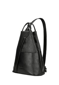 Borsa a tracolla nera in pelle con superficie testurizzata, forma triangolare, spallacci regolabili e una tasca frontale con un logo discreto.