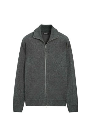 Cardigan zip-up grigio scuro realizzato in tessuto morbido, con colletto alto e maniche lunghe. Polsini e orlo a coste con dettaglio della cerniera a vista.