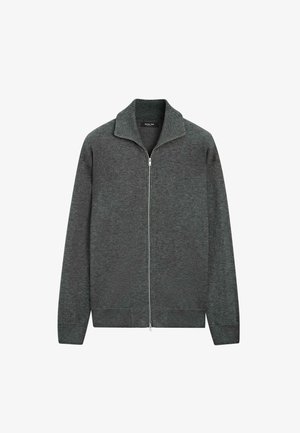 Czarny, ciemnoszary sweter z zapięciem na zamek, wykonany z miękkiego materiału, z wysokim kołnierzem i długimi rękawami. Żebrowane mankiety i dół oraz widoczny detal zamka.