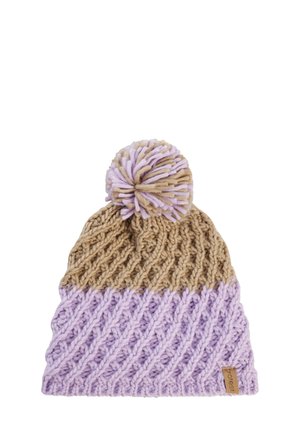 Bonnet en tricot avec un haut beige et un bas lavande. Présente un motif texturé et un pompon lavande sur le dessus. Étiquette visible sur le côté.
