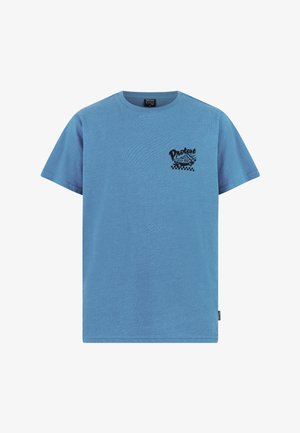 Blaues Baumwoll-T-Shirt mit schwarzem Grafikdruck, kombiniert mit schwarzen Shorts und grauen Socken. Das Outfit wird durch lässige Sneakers mit Muster vervollständigt.