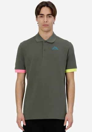 Polo shirt verde oliva con un logo blu, caratterizzato da maniche corte con accenti rosa e gialli, e un design del colletto classico. Materiale in cotone morbido.