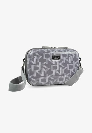 Bolso rectangular gris con acabado brillante, que presenta un patrón geométrico y un detalle de logo. Incluye una correa ajustable y cierre con cremallera.