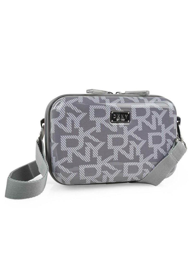 Bolso rectangular gris con acabado brillante, que presenta un patrón geométrico y un detalle de logo. Incluye una correa ajustable y cierre con cremallera.