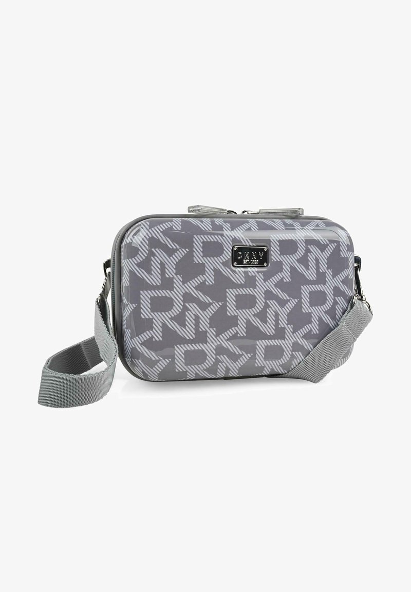 Bolso rectangular gris con acabado brillante, que presenta un patrón geométrico y un detalle de logo. Incluye una correa ajustable y cierre con cremallera.