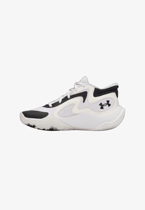 Chaussure de sport basse Under Armour blanche et noire avec des superpositions en mesh et synthétique, semelle texturée et laçage.