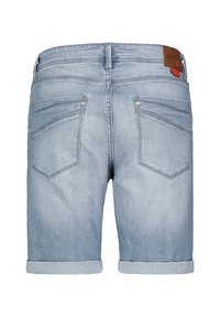 Lichtblauwe denimshorts met een opgerolde zoom, met twee achterzakken met stikseldetails en een bruine leren merketiket op de tailleband.