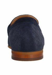 Marineblaue Wildleder-Loafers mit gewebter Textur, runder Zehenpartie und einer hellbraunen Holzsohle. Die Rückansicht hebt geflochtene Muster und eine glatte Oberfläche hervor.