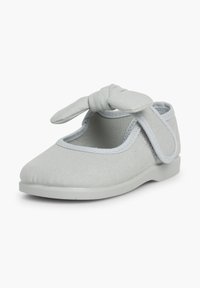 Grauer Leinenschuh im Mary-Jane-Stil mit einer geknoteten Schleifenakzent, elastischem Riemen und hellgrauer Gummisohle. Glatte Textur mit runder Zehenform.