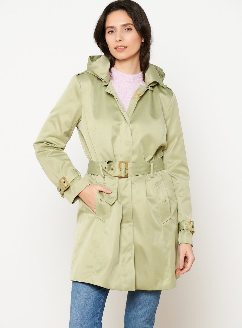 Trench coat de color verde claro, ceñido a la cintura y con capucha, que presenta una textura suave y brillante, detalles de botones y dos bolsillos frontales.