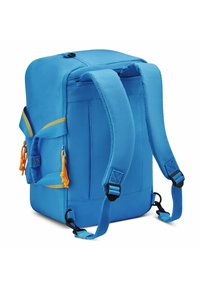 Zaino in tessuto blu con dettagli gialli, forma rettangolare, spallacci regolabili e imbottiti, tasca laterale in rete e chiusura con zip sulla parte superiore.