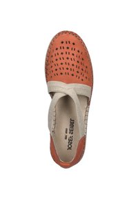 Orangefarbene Lederschuhe mit Ausschnitten, beigem Textilstreifen und gesteppten Kanten. Die Sohle ist flach und bietet ein komfortables Design.