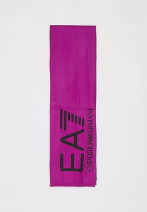 Fioletowy prostokątny szalik z dużymi czarnymi literami "EA7" i logo "Emporio Armani" po boku.