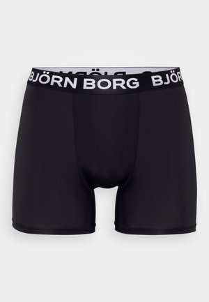 Boxer briefs pretos feitos de um tecido liso e elástico. Apresenta uma cintura elástica de marca em branco com um contraste. Sem padrões ou detalhes adicionais.