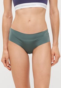 Costum de baie din două piese, slipuri cu talie înaltă, de culoare verde închis, dintr-un material neted, cu o acoperire moderată și fără modele sau embellishments vizibile.