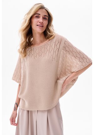 Beige gebreid top met een losse pasvorm, voorzien van een brede halslijn en een open breipatroon op de mouwen. Glad textuur, ontspannen vorm.