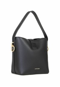 Borsa a tracolla in pelle nera con una forma strutturata, dotata di manico superiore, anello decorativo dorato e dettaglio del logo anteriore. Texture liscia.