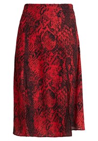 Röd ormskinnstrykt kjol i ett flödande tyg, med en medellång längd och sidoklaff, med en strukturerad, mönstrad design.