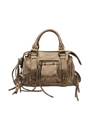 Sac à main en bronze métallique avec deux poignées, clous décoratifs et accents à franges. Il possède une poche zippée et une finition texturée.