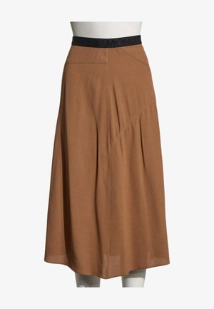Jupe midi marron avec des détails discrets de coutures diagonales et une large ceinture noire embossée du nom de la marque Moncler.