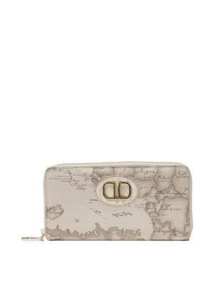 Portafoglio in pelle beige con stampa mappa, chiusura a zip e hardware logo in tonalità oro. Forma rettangolare e dettagli di superficie texture.
