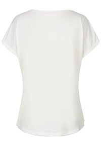 Haut blanc à manches courtes avec un col rond et une coupe droite et décontractée. Texture lisse sans motifs ni embellissements visibles.