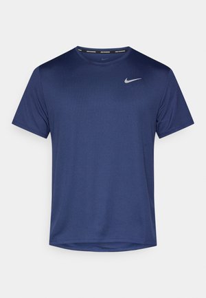 Tumesinine lühikeste varrukatega Nike spordisärk, mis on valmistatud kergest ja niiskust imavast kangast, vasakul rinnal on hõbedane logo.