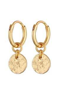 Guld hoops øreringe med en tekstureret, rund pendants hængende fra en cirkulær ring, der fremhæver en poleret finish og et moderne design.