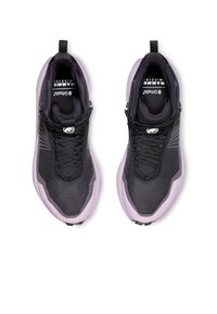 Baskets de sport noires avec une tige texturée, une semelle intermédiaire violette et une semelle extérieure en caoutchouc noir. Les caractéristiques incluent des lacets et une languette rembourrée.