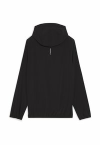 Μαύρο μπουφάν με κουκούλα, μακριά μανίκια και ελαστικές μανσέτες, με μια μικρή κάθετη ανακλαστική ρίγα στο πάνω μέρος της πλάτης κάτω από την κουκούλα.